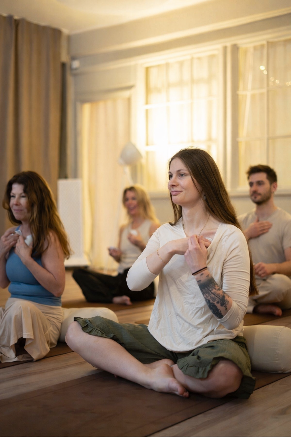 Ljus yogastudio med mattor och gröna växter